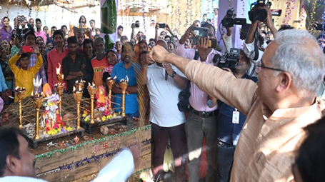 Chief Minister Bhupesh Baghel offers prayer to the deities ‘Gaura-Gauri