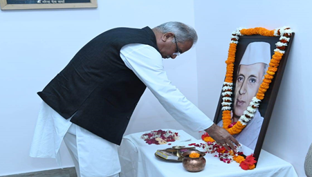 Chief Minister Bhupesh Baghel commemorates Bharat Ratna Pandit Jawaharlal Nehru on his birth anniversary.