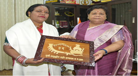 Pandwani artist Ms. Barle, selected for Padma Shri, met the Governor