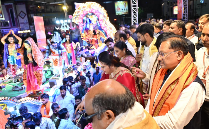 Tableaux depicting mythological tales and modern events draw huge crowds in Raipur