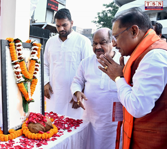 Chief Minister Pays Floral Tribute to Chhattisgarh Mahatari on the State’s 25th Foundation Day