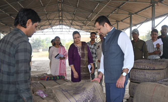 Siddharth Komal Pardeshi Inspects Paddy Procurement Centres in Balodabazar District