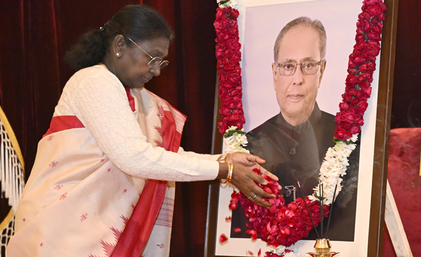 President of India pays floral tributes to Shri Pranab Mukherjee on his birth anniversary