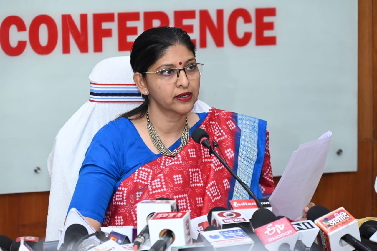 Reena Baba Saheb Kangale Reviews LPG Supply; Priority Categories Fixed for Commercial Distribution