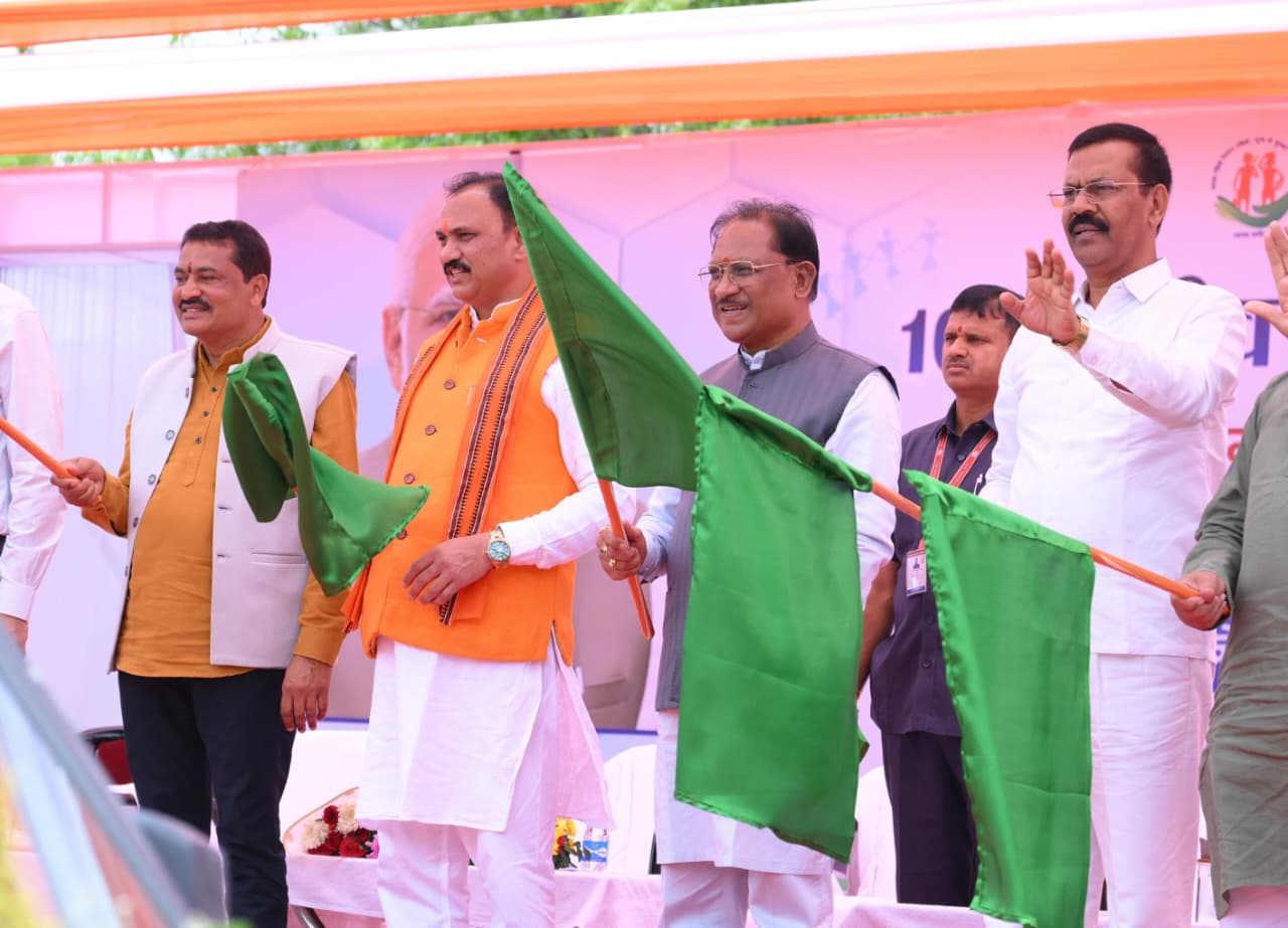 Chhattisgarh Strengthens its Emergency Lifeline: CM Vishnu Deo Sai flags off 370 Ambulances across all districts