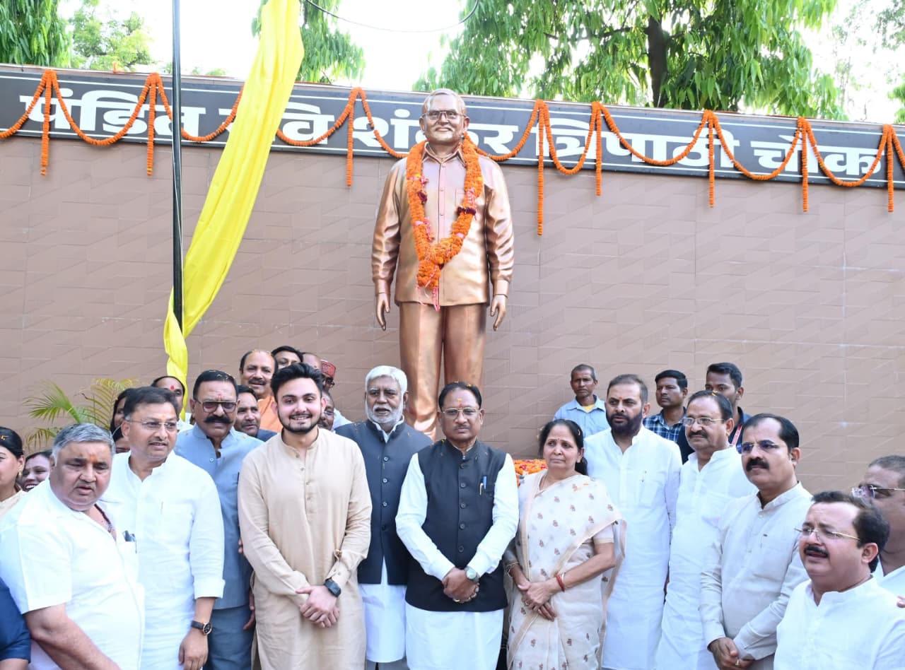 CM Vishnu Deo Sai unveils statue of former Bhatgaon MLA Pandit Ravishankar Tripathi in Ambikapur