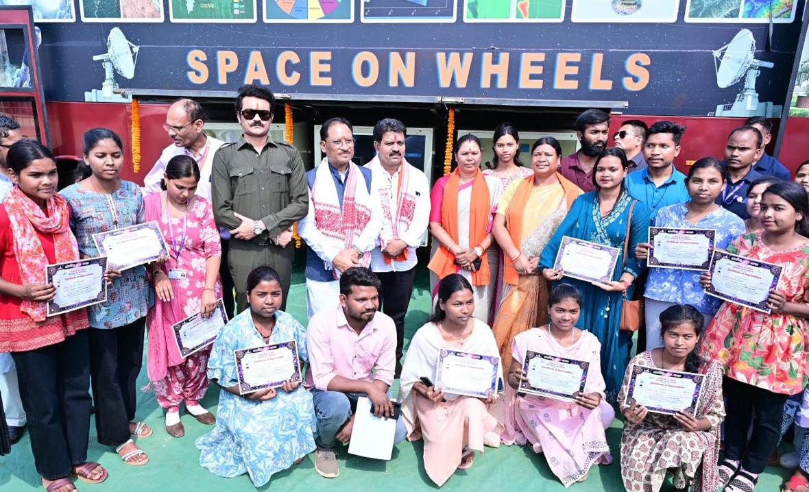 Space on Wheels” turns into a mobile learning hub for space science for children in Jashpur