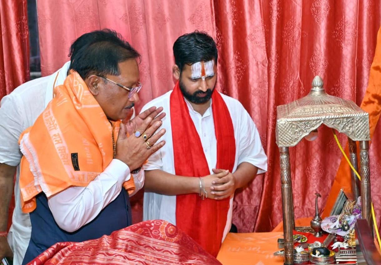 Grand inauguration of Shri Ram Katha at Tendua Dham: CM Vishnu Deo Sai receives blessings from Saints