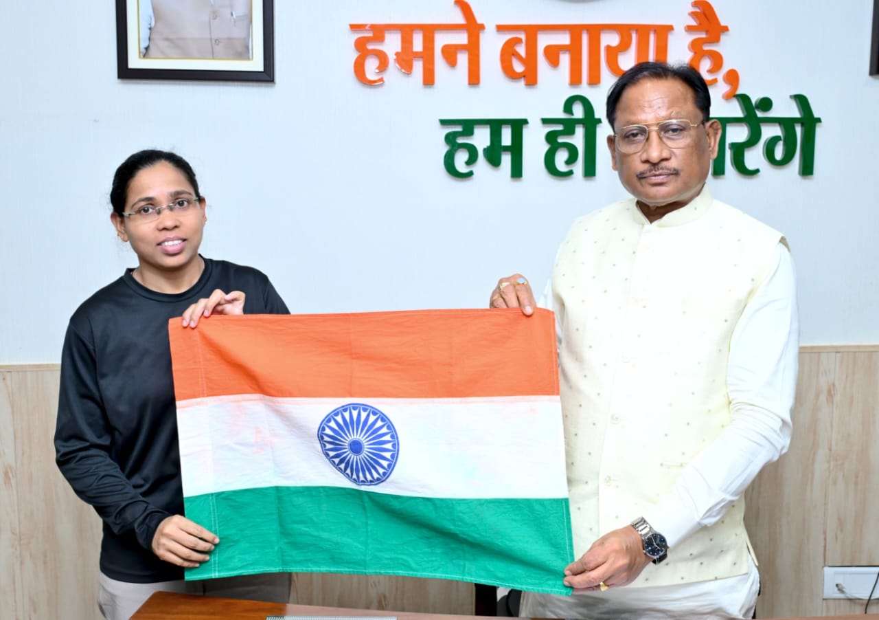 Chhattisgarh’s Amita Shrivas Aims for Everest Summit : CM Sai Hails Her Grit and Determination