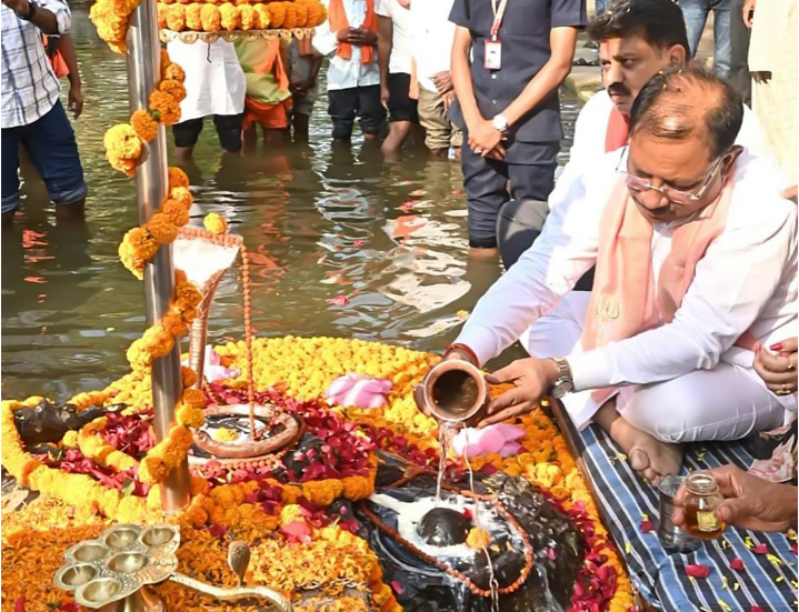 CM Vishnu Deo Sai Performs Jalabhishek at Jaleshwar Mahadev Dham, Prays for Prosperity of the State
