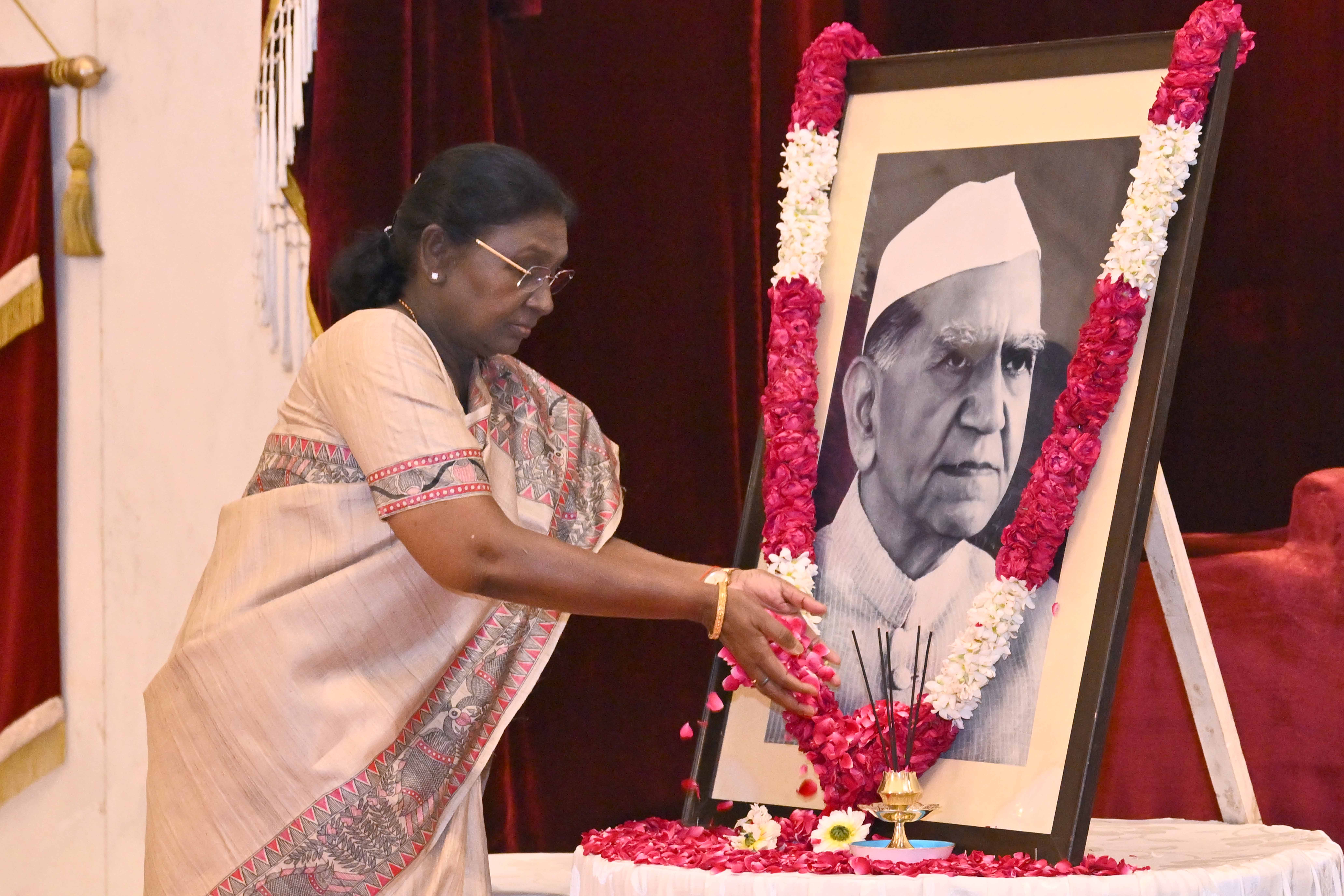 PRESIDENT OF INDIA PAYS FLORAL TRIBUTES TO FAKHRUDDIN ALI AHMED ON HIS BIRTH ANNIVERSARY