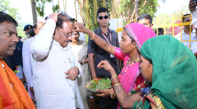 CM Vishnu Deo Sai reaches Garpa in Abujhmad under Sushasan Tihar, holds direct dialogue with villagers