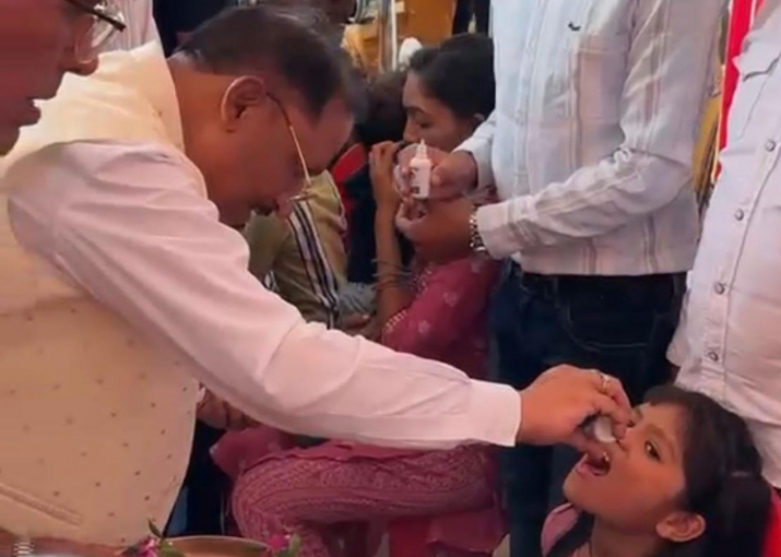 CM administers Swarna Prashan to children at central convention of Chandranahu Kurmi-Kshatriya community