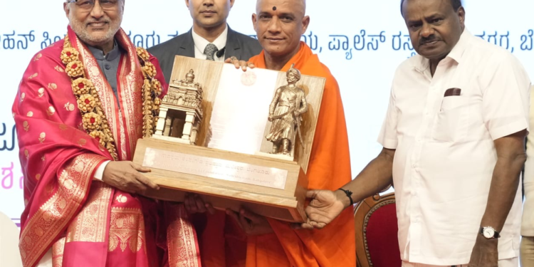 Vice-President pays tributes to Nadaprabhu Sri Kempegowda on his 517th Birth Anniversary in Bengaluru