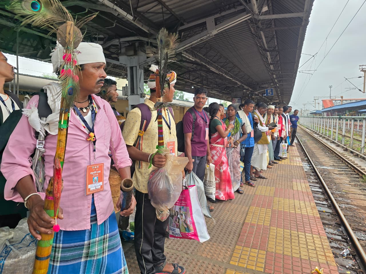 Bastar delegation leaves for Delhi to meet President Smt. Droupadi Murmu to showcase the region’s transformation and tribal heritage