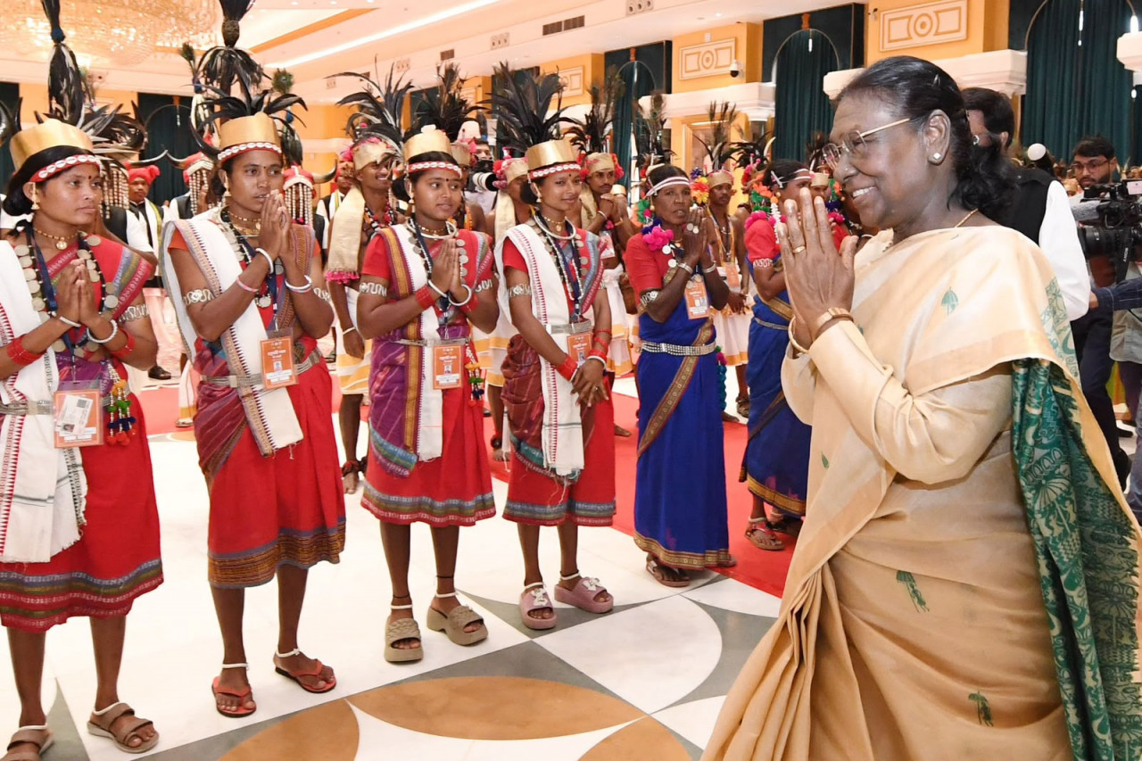 Droupadi Murmu Hosts Bastar’s Tribal Delegation at Rashtrapati Bhavan, Honours Majhi-Chalki Leaders and Bastar Pandum Winners