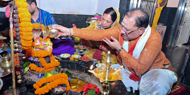 CM Sai offers prayers at Shri Phaleshwarnath Mahadev Temple on Sawan Somwar and Nag Panchami