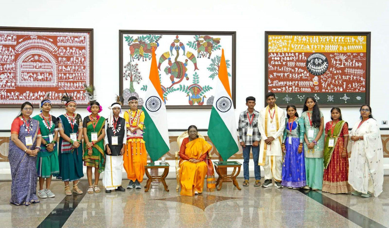 Students Returning After Meeting President Smt. Droupadi Murmu Pay Courtesy Call on CM Vishnu Deo Sai