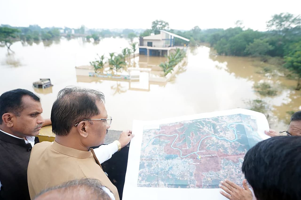 CM Vishnu Deo Sai Visits Flood-Affected Areas of Bastar, Meets Affected Families