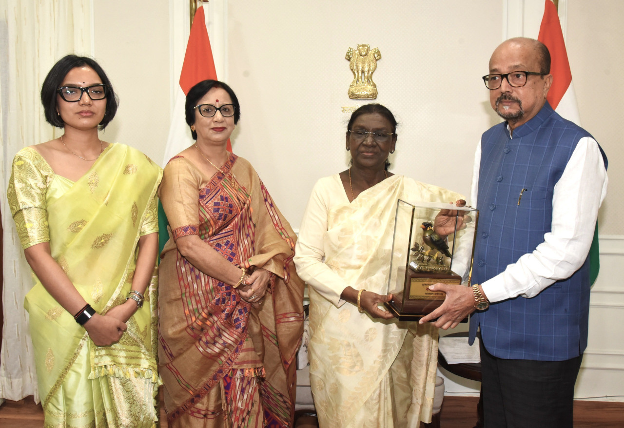 Governor Ramen Deka Presents Replica of Hill Myna to President Droupadi Murmu