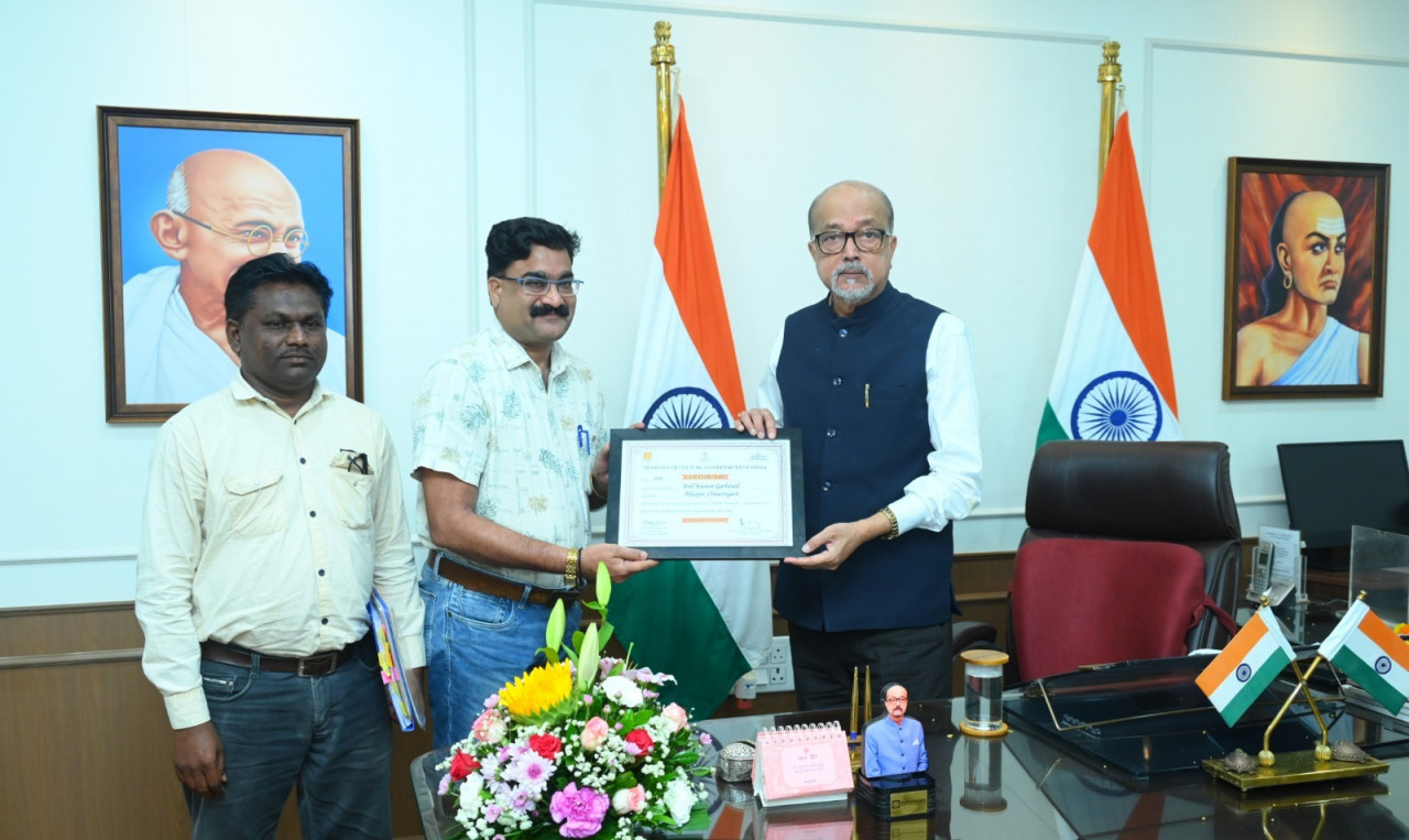 Governor Ramen Deka meets Gedi folk dancer Anil Kumar Garhewal