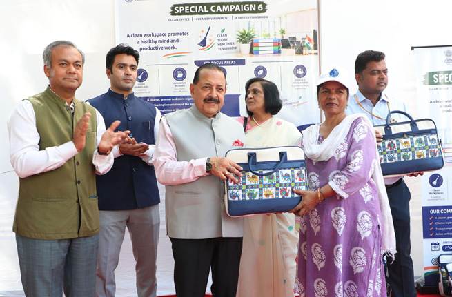 Dr. Jitendra Singh reviews Special Swachhata Campaign at Loknayak Bhavan premises, Department of Pensions & Pensioners’ Welfare offices; Felicitates ‘Safai’ staff