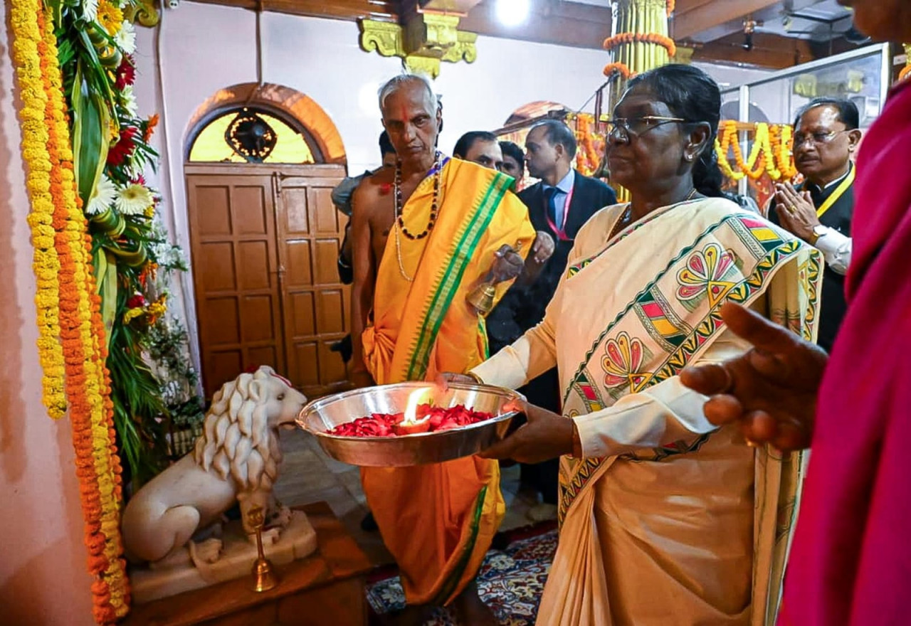 Droupadi Murmu Offers Prayers at Maa Danteshwari Temple, Prays for Happiness and Prosperity for the Nation
