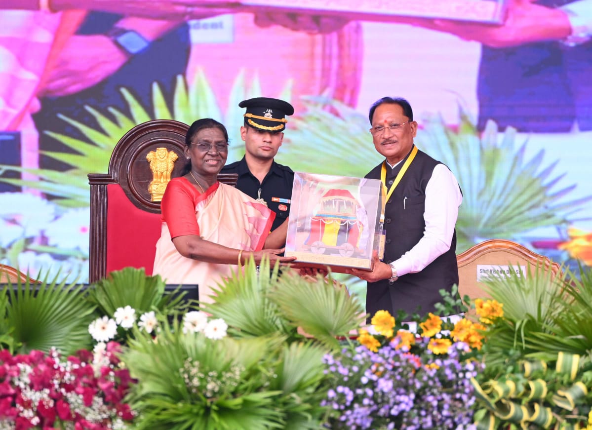 Droupadi Murmu Appreciates the Unique Traditions and Tribal Culture of Bastar Dussehra